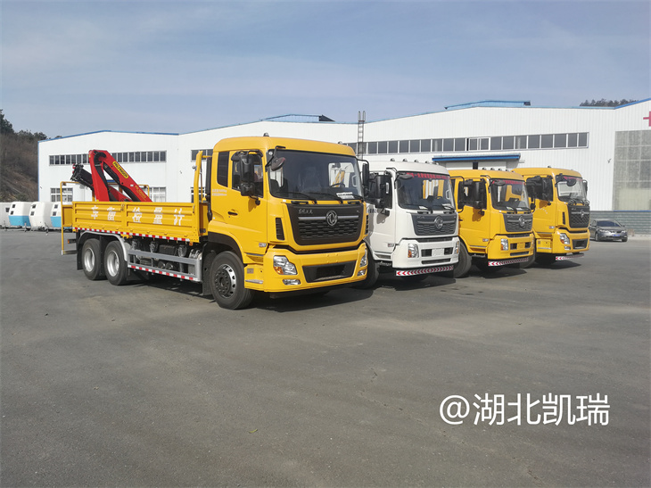 四台“东风系列”计量检衡车列装发运（右前）